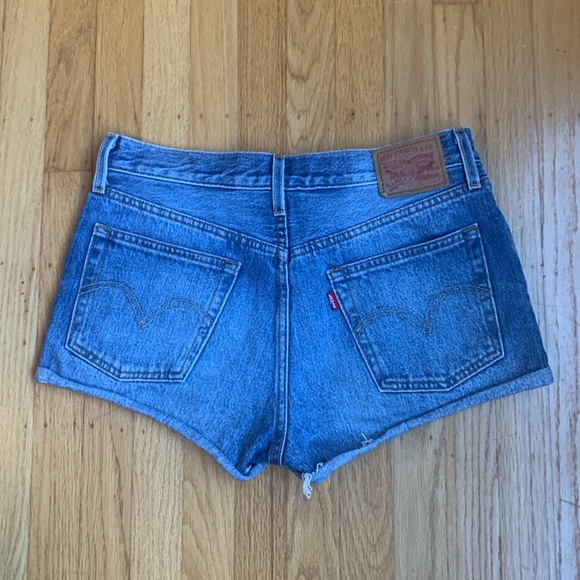 Levi’s 501 cut off shorts. Size 28. - Picture 3 of 7